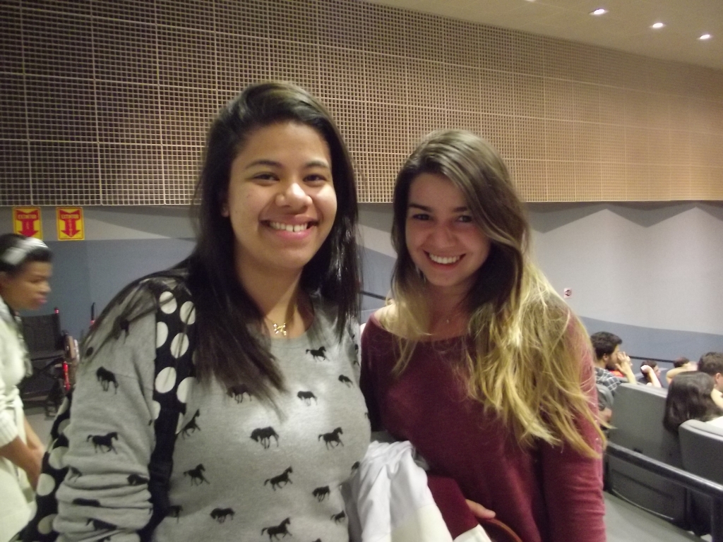 A estudantes Paula Carmite e Andressa Favorito aprovaram o debate /Créditos: Laura Pompeu