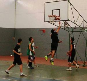 Time de basquete do Bandas Jovens treina no Pavilhão Industrial de Valinhos (Foto: Paulo Alberto de Andrade)