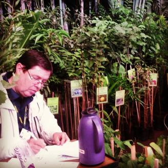 Luis Bacher trabalha com flores e plantas desde 1988, autor de dois livros sobre o ramo e ainda responde uma coluna de respostas ao leitor para uma revista sobre natureza. ( Por Karina Danielle)