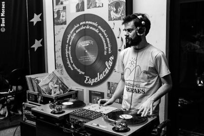 Para o DJ Barata, esses estilos 'alternativos' são, na verdade, "as artérias principais de locomoção dos meus afetos, são meu lado A". (Foto: Davi Moraes | Divulgação)