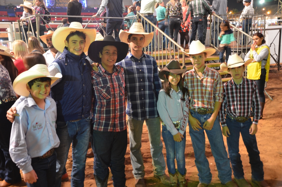 Thomas Trevisan, à direita, junto de outras crianças praticantes de Team Penning. (Foto: Caio Herrera)
