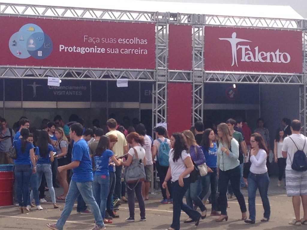 Organizadores do evento, (de camisa azul) , tiram dúvidas durante a feira Talento