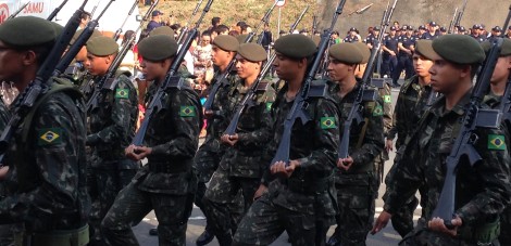 Militares durante apresentação no desfile. Foto Caren Godoy